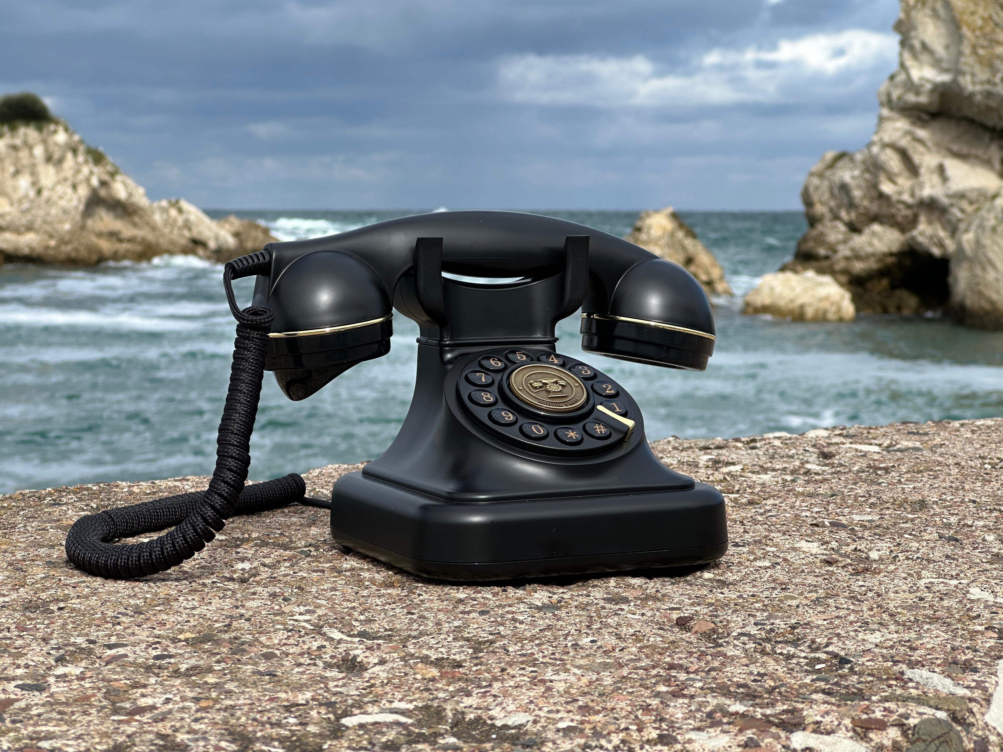 Siyah telefon deniz kenarında